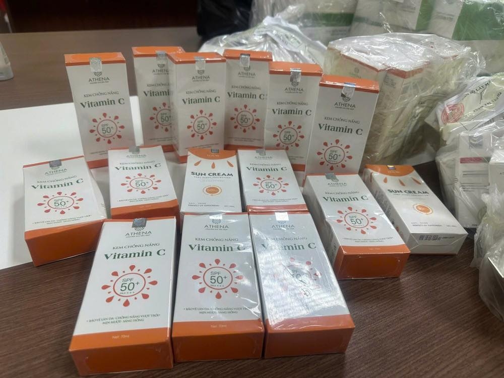 Sản phẩm kem chống nắng của Công ty TNHH Sản xuất và Thương mại Athena Việt Nam. Ảnh: Công an tỉnh Phú Thọ.