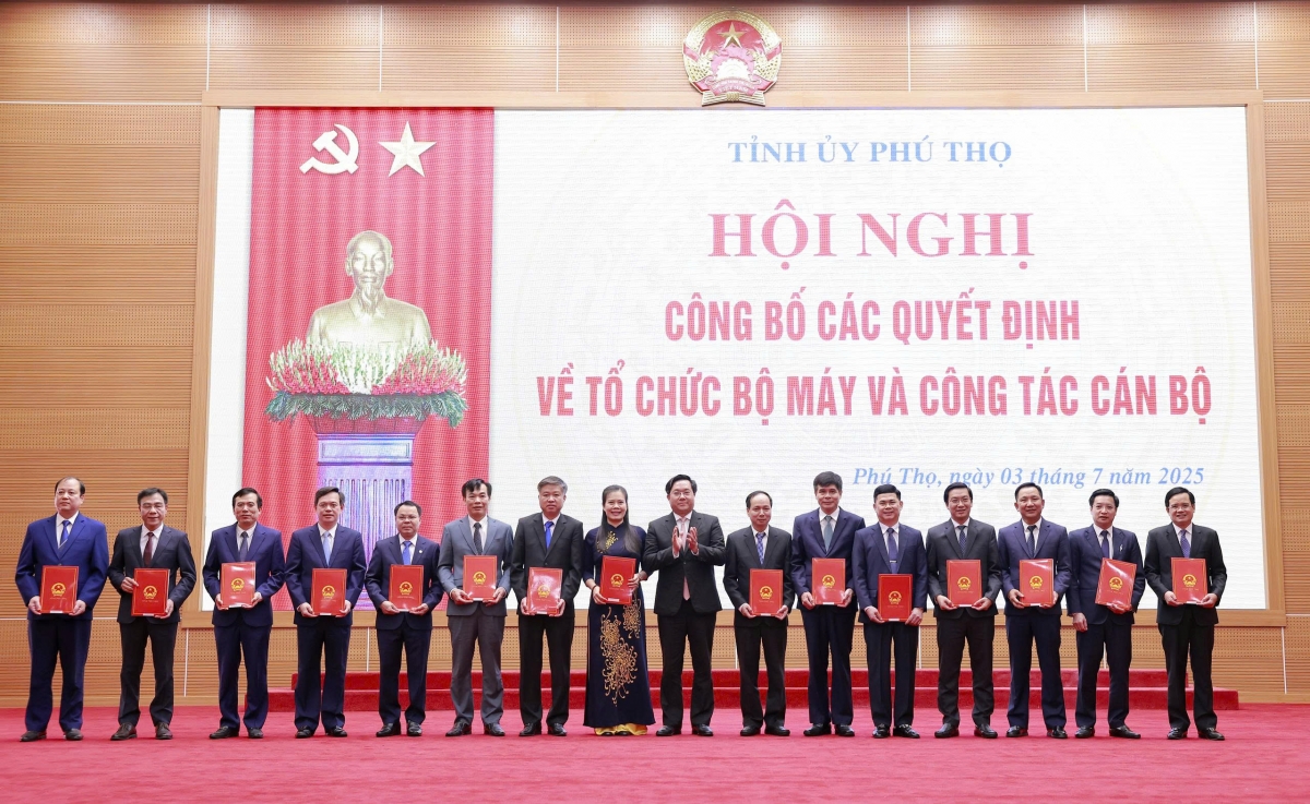 Chủ tịch UBND tỉnh Phú Thọ Trần Duy Đông trao Quyết định thành lập các Sở, ngành. Ảnh phutho.gov.
