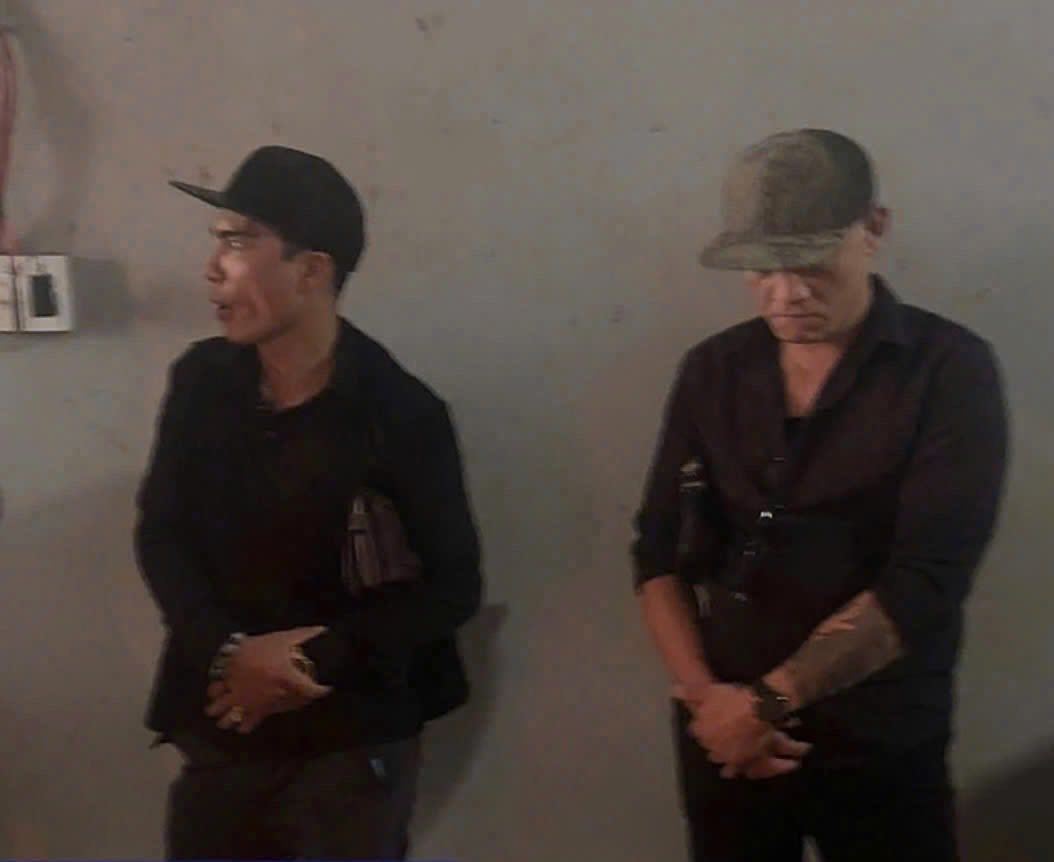 Hai người đàn ông là Bùi Mạnh Hùng và Nguyễn Văn Quý bị tạm giữ. Ảnh Công an Phú Thọ.