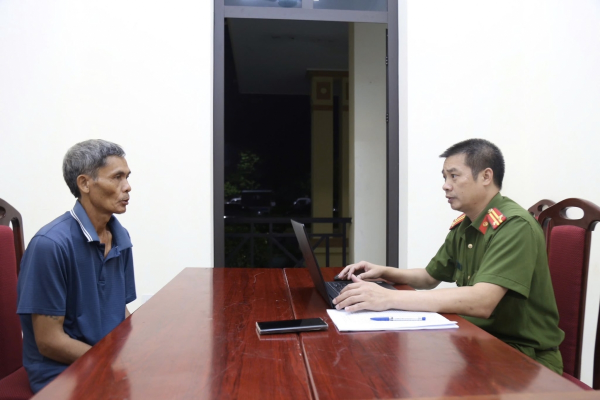 Công an xã Nguyệt Đức bắt giữ đối tượng Hà Văn Tứ (55 tuổi) cướp giật tài sản sau gần 24 giờ nhận được tin báo. Ảnh: Công an Phú Thọ.