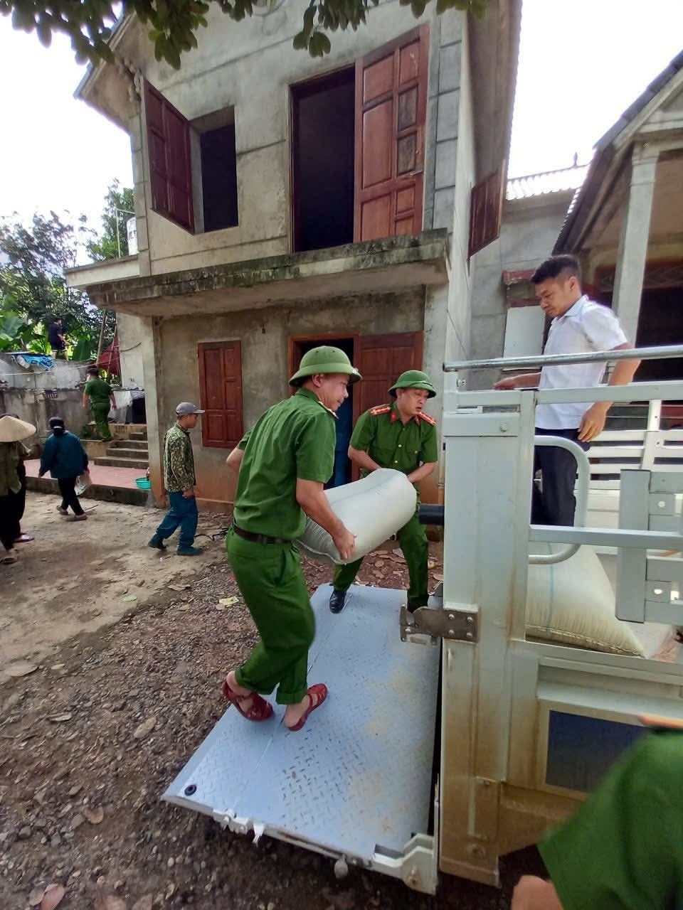 Công an xã Mường Hoa giúp dân vận chuyển đồ đạc đến nơi an toàn. Ảnh: Công an tỉnh Phú Thọ.