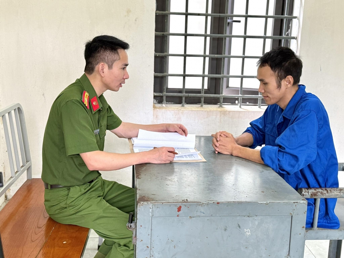 Cơ quan Cảnh sát điều tra tiến hành lấy lời khai của đối tượng Trần Ngọc Bình. Ảnh CAPT.