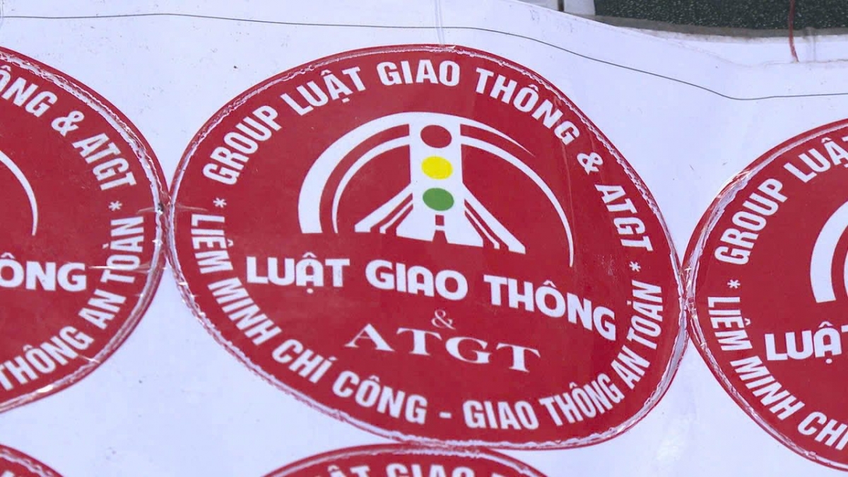 Logo đối tượng cung cấp cho lái xe dán lên phương tiện thực hiện hành vi "bao luật". Ảnh CAPT.