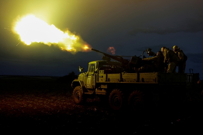 Quân nhân Ukraine bắn pháo về phía UAV Nga. Ảnh: Reuters