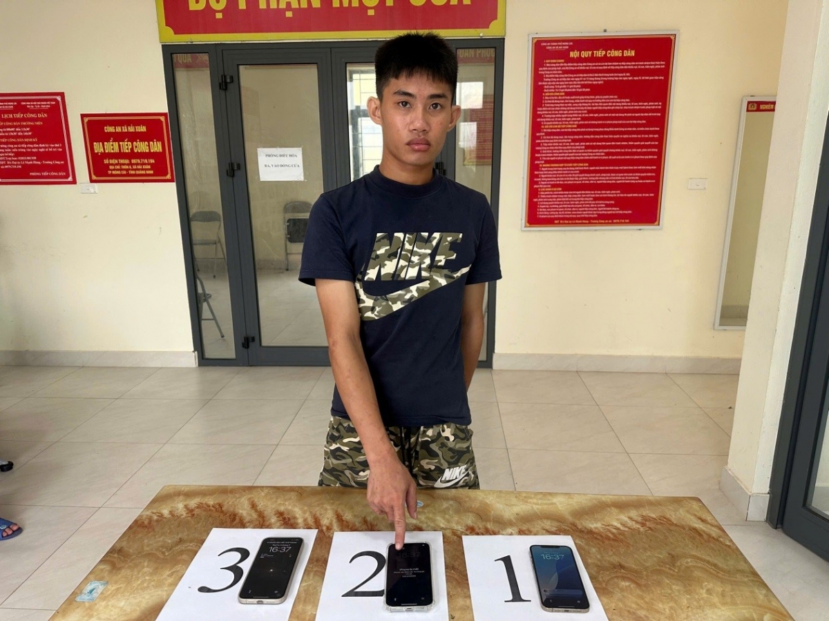 Nguyễn Văn Tuấn và tang vật thu giữ