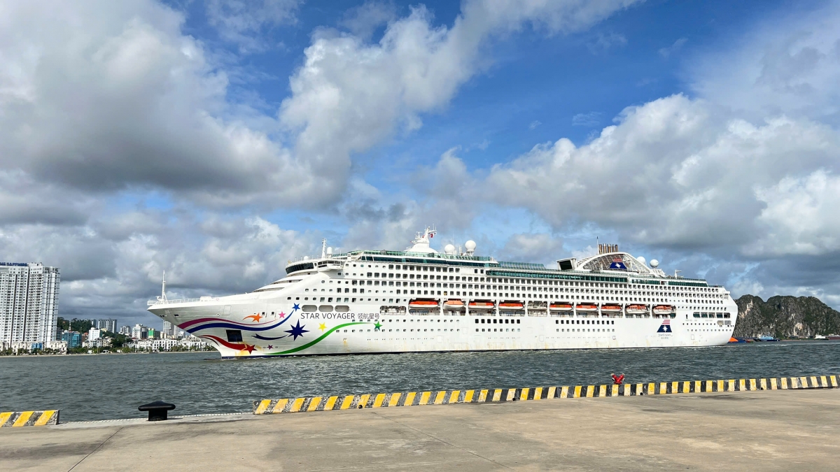 Hoạt động tham quan, du lịch tại vịnh Hạ Long tiếp tục được triển khai như thường lệ, song đã được áp dụng các quy trình kiểm tra, giám sát nghiêm ngặt hơn.