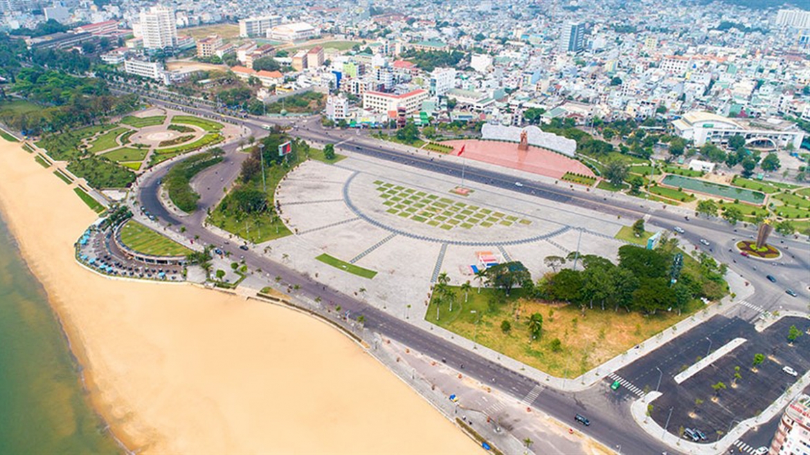 Quảng trường Nguyễn Tất Thành, TP Quy Nhơn, nơi sẽ diễn ra lễ khai mạc Lễ hội tinh hoa đại ngàn - biển xanh hội tụ năm 2025 với chủ đề “Khát vọng biển xanh - đại ngàn tỏa sáng”. (Ảnh: Cổng TTĐT Gia Lai)