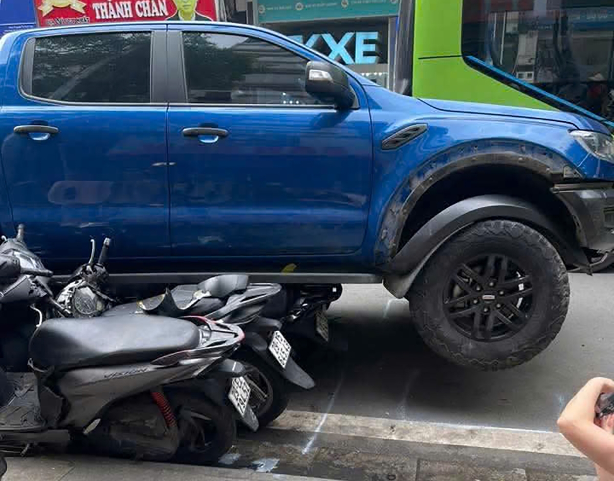 Xe tải đè lên nhiều xe máy