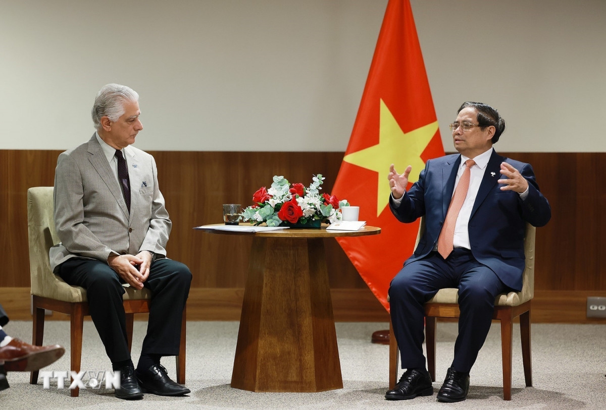 Cũng trong ngày 7/7, Thủ tướng Chính phủ Phạm Minh Chính đã làm việc với lãnh đạo các tập đoàn kinh tế và tổ chức nghiệp đoàn doanh nghiệp Brazil như Vale, Alterosa MK, FIRJAN để thúc đẩy hợp tác trong các lĩnh vực; đồng thời đóng góp vào đàm phán ký kết các Hiệp định thương mại tự do giữa Việt Nam với Brazil và Khối thị trường chung Nam Mỹ (Mercosur). Trong ảnh: Thủ tướng Phạm Minh Chính tiếp Chủ tịch Liên đoàn Công nghiệp bang Rio de Janeiro (FIRJAN) Luiz Césio Caetano. (Ảnh: TTXVN)