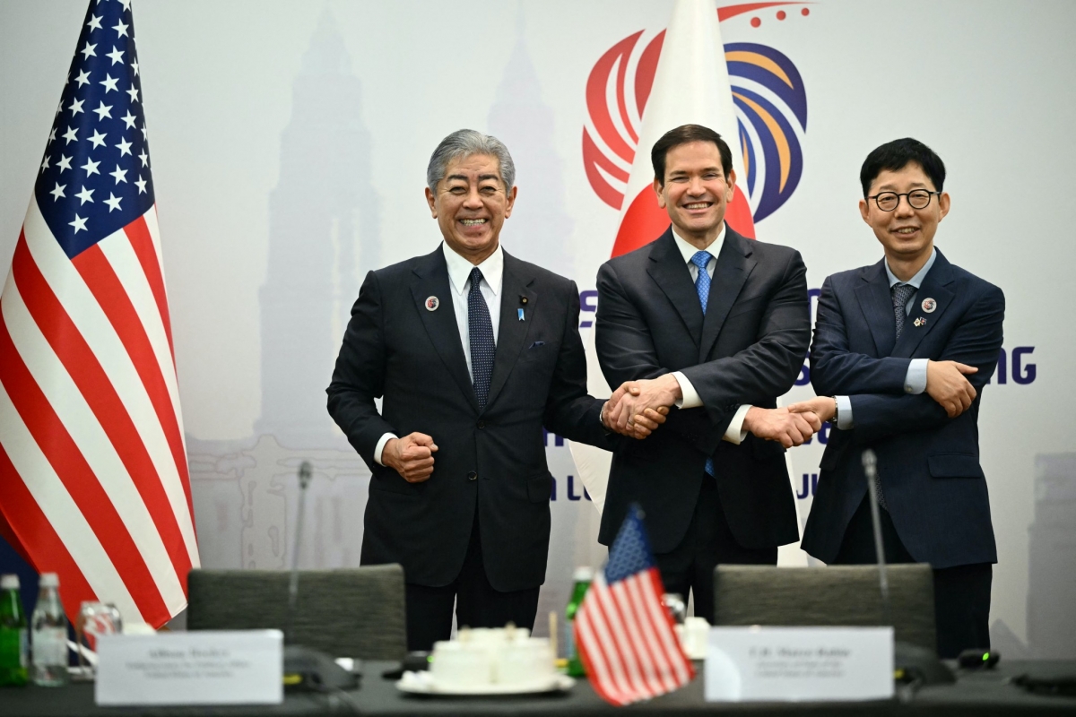 Các quan chức ngoại giao Mỹ, Nhật Bản và Hàn Quốc gặp nhau bên lề Hội nghị Bộ trưởng Ngoại giao ASEAN ở Malaysia. Nguồn: Reuters