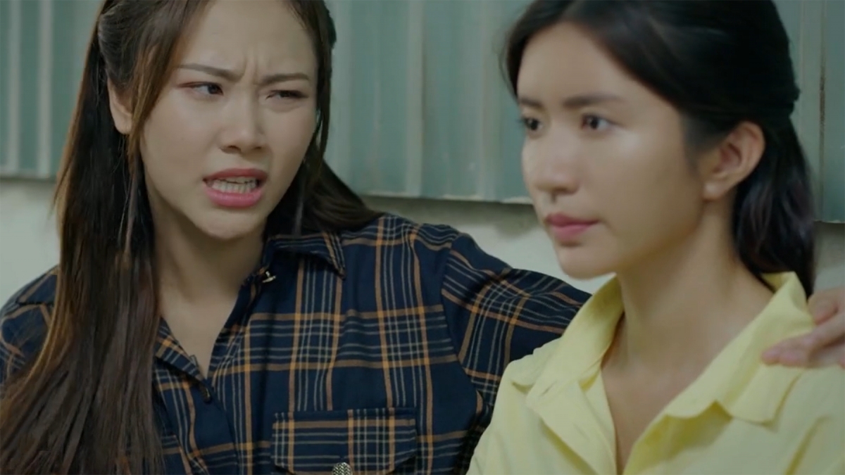 Thảo (trái) thường xuyên móc mỉa Xuân vì chuyện tình cảm với Phong