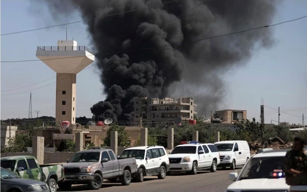 Khói lửa đụng độ gần Suwayda, Syria hôm 15/7. Ảnh: CNN