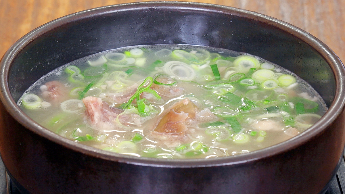 Seolleongtang, một món súp xương bò ấm áp, thịnh soạn.