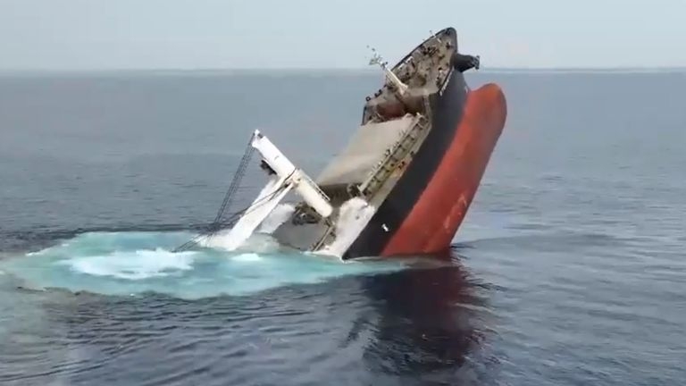 Tàu hàng Eternity C của Hy Lạp bị đánh chìm. (Ảnh: Reuters)