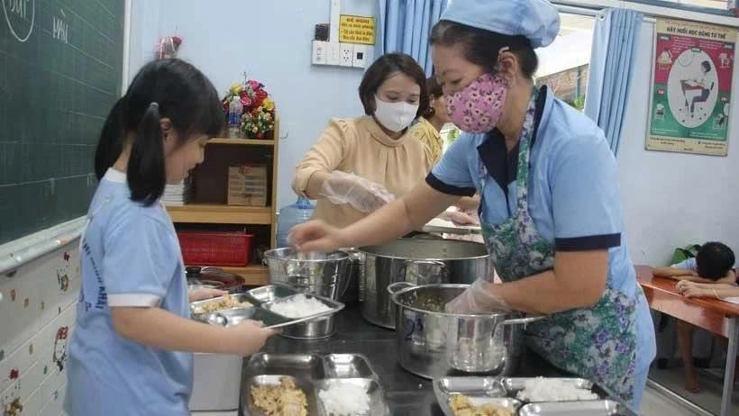 Bữa ăn bán trú tại một trường tiểu học (Ảnh: Giáo dục thời đại)