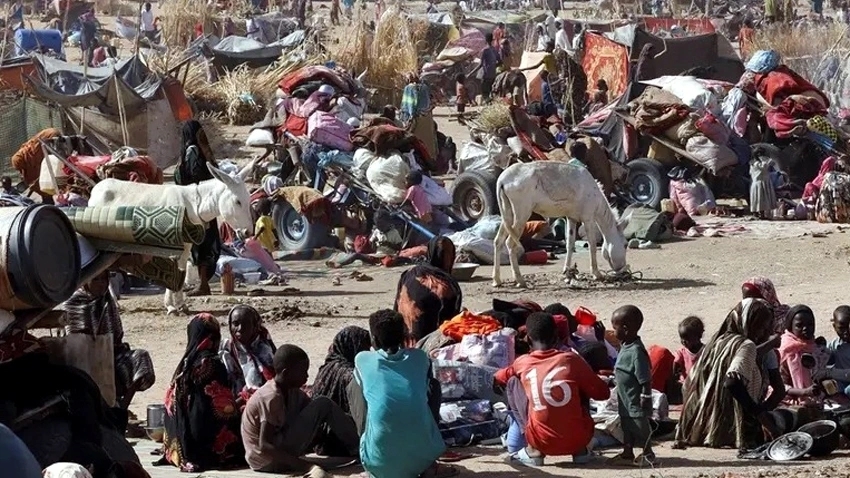 Người dân di dời tại Darfur, Sudan - Ảnh: Reuters