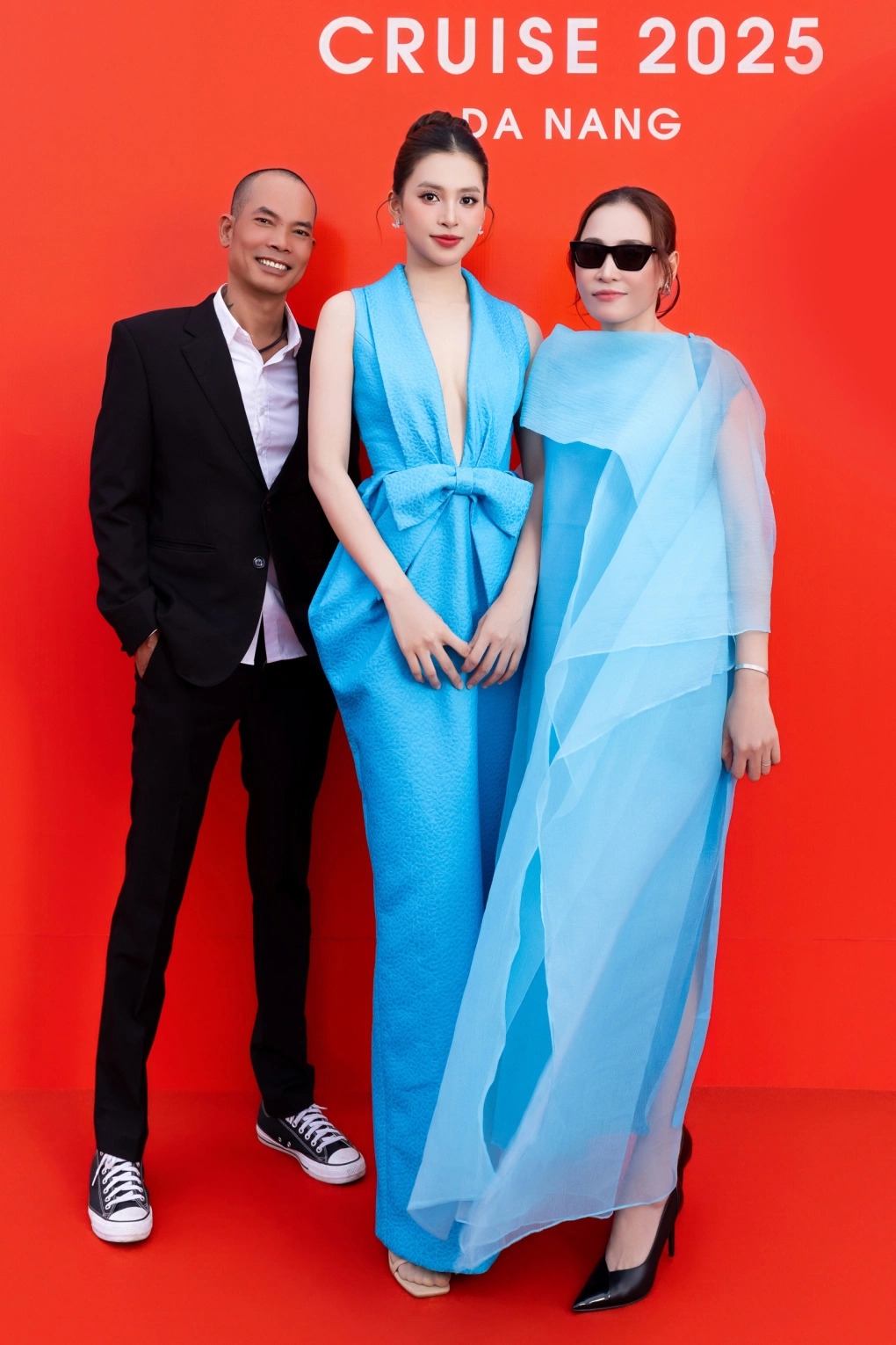 Hoa hậu Tiểu Vy cùng bố mẹ tham dự show thời trang ở Đà Nẵng. Trên thảm đỏ, Tiểu Vy diện đầm xẻ đến gần rốn tôn vòng một gợi cảm. Mẹ của người đẹp chọn trang phục dáng suông rộng, phối cùng kính râm tăng vẻ thời trang, trong khi đó bố của hoa hậu mặc suit đơn giản.