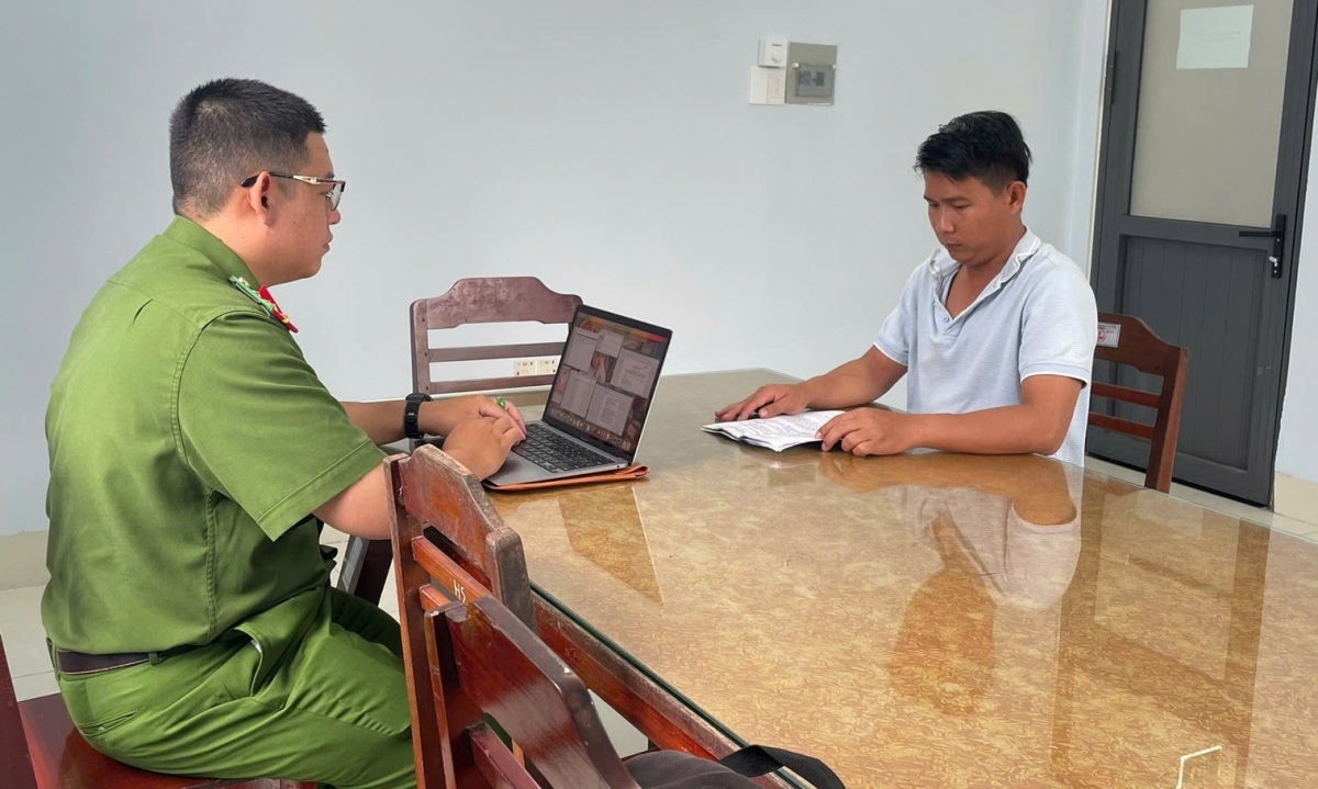 Bị can Nguyễn Tài Linh tại cơ quan công an. Ảnh CACC