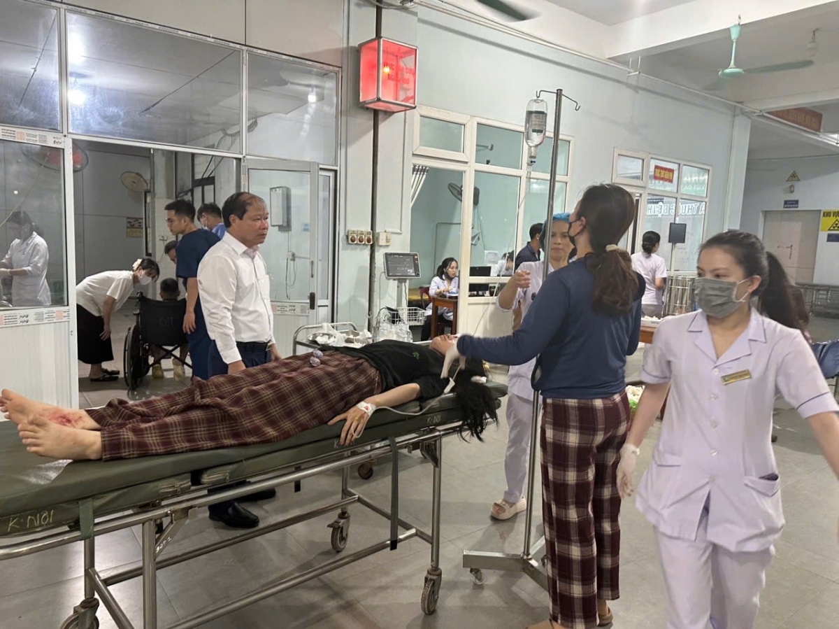 Nạn nhân bị thương đang được cấp cứu tại Bệnh viện Bệnh viện Đa khoa khu vực Kỳ Anh..