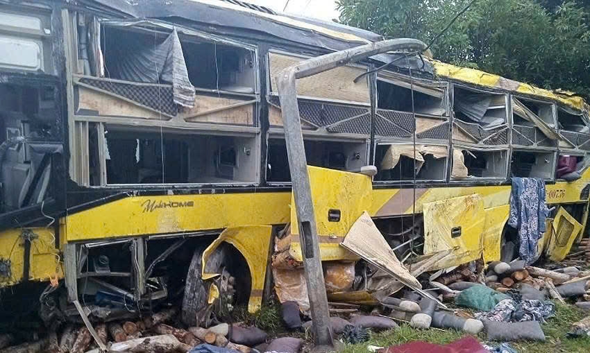 Chiếc xe khách gặp nạn.