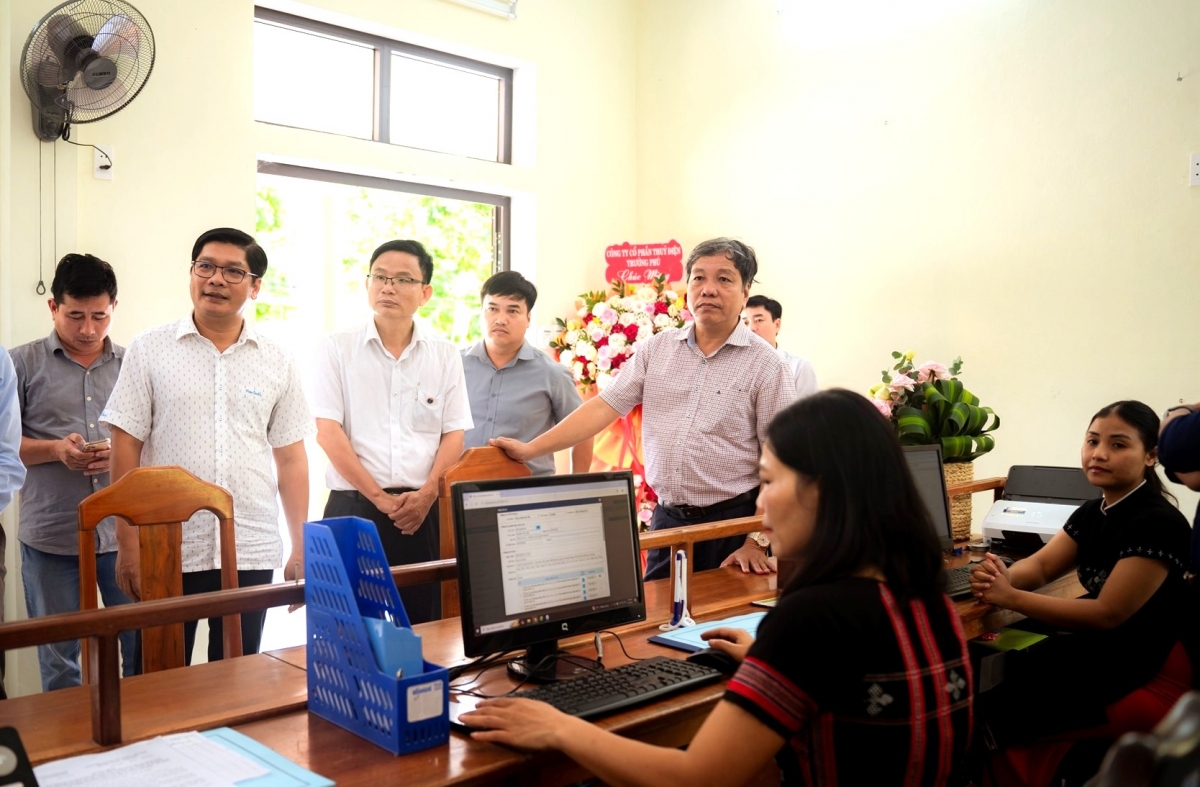 Ông Nguyễn Chí Tài (thứ 2 bên trái), Phó Chủ tịch UBND thành phố Huế kiểm tra Trung tâm phục vụ hành chính công tại xã miền núi A Lưới 1