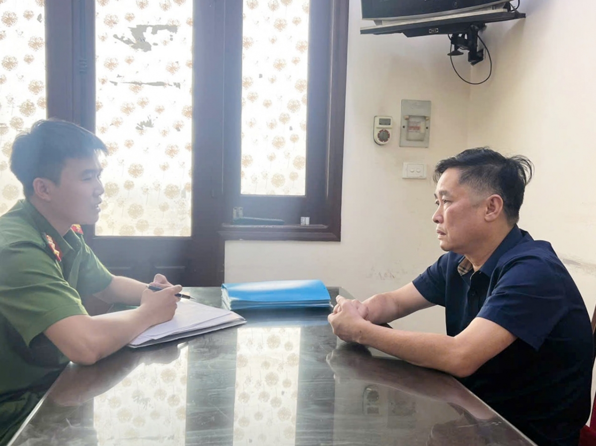 Đối tượng Hoàng Tất Thành làm việc với cơ quan điều tra. (Ảnh: Đỗ Tâm)