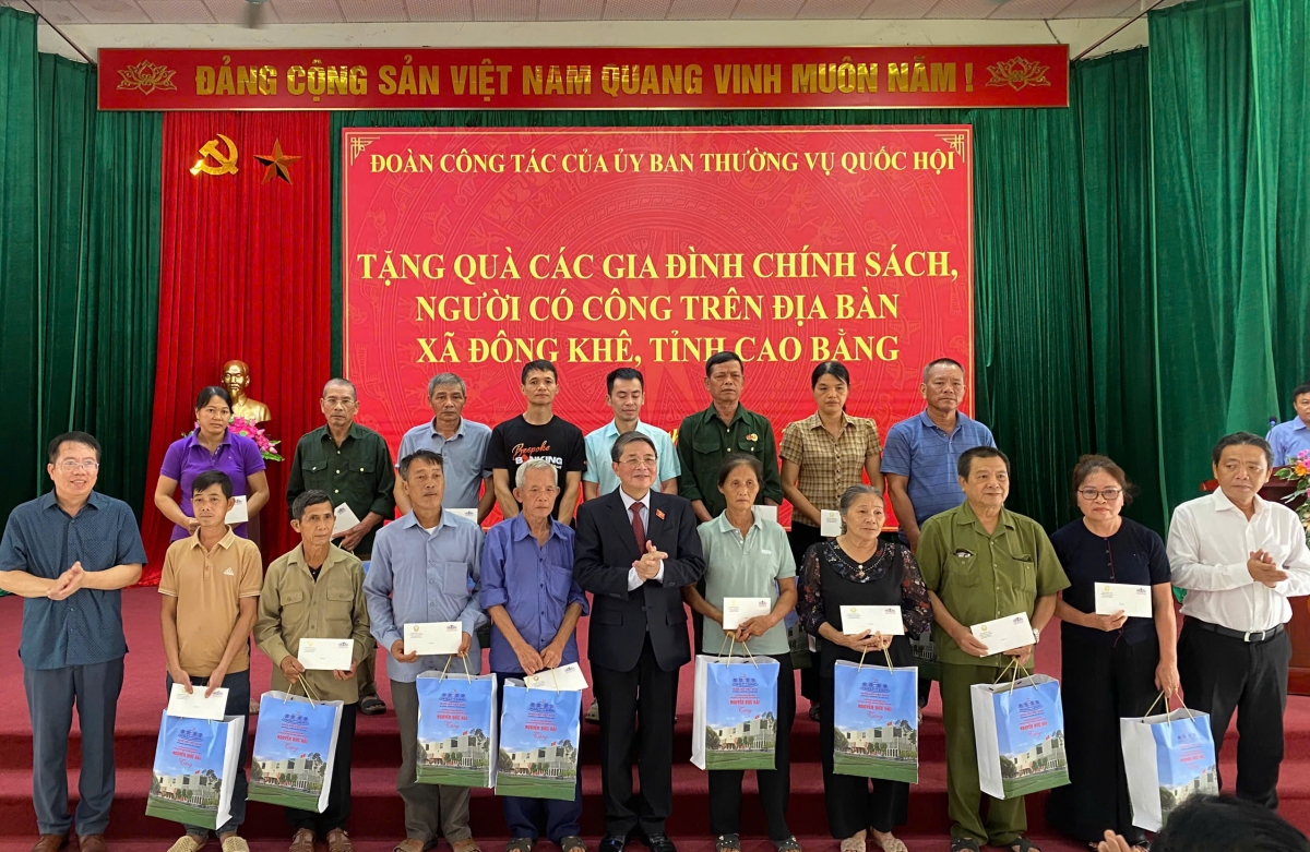 Phó Chủ tịch Quốc hội tặng quà các gia đình chính sách, người có công và hộ nghèo trên địa bàn xã Đông Khê, Cao Bằng