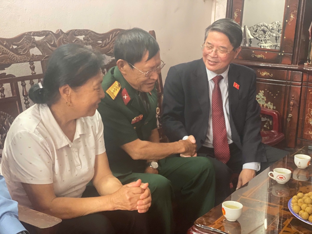 Phó Chủ tịch Quốc hội tới thăm, tặng quà gia đình cựu chiến binh Hoàng Văn Su tại xã Đông Khê, Cao Bằng