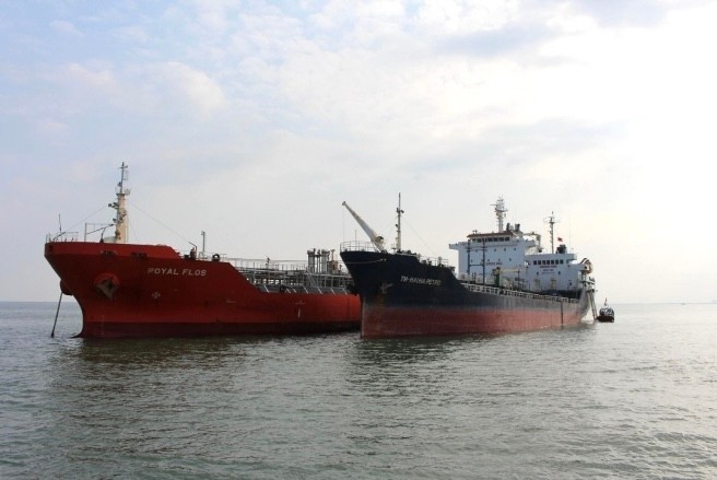 Tàu thuyền vào khu vực vùng biển Diêm Điền để trả, nhận hàng. Ảnh: Cảng vụ hàng hải Thái Bình.