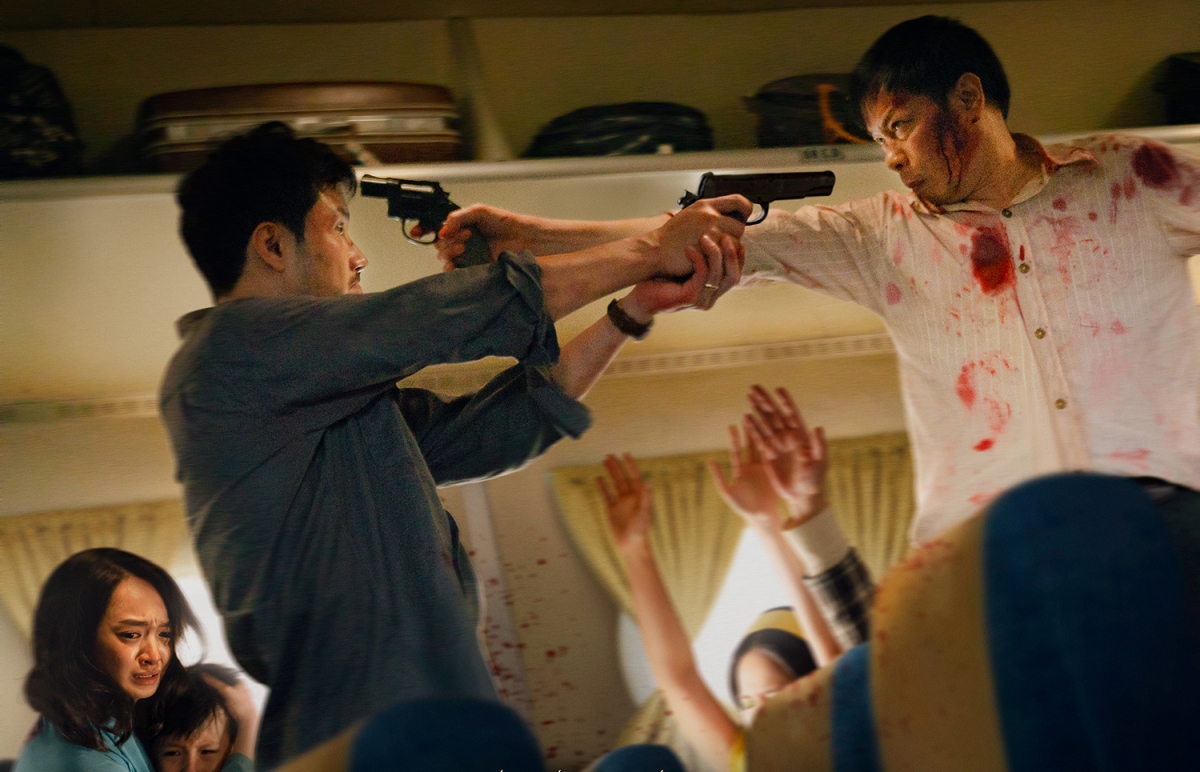 Thái Hòa chĩa súng vào Thanh Sơn, Kaity Nguyễn ôm trẻ nhỏ giữa trận chiến sinh tử