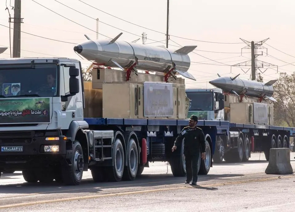 Tên lửa siêu thanh Fattah (bên phải) và tên lửa đạn đạo Kheibar Shekan của Iran trong một cuộc diễu binh tháng 9/2024. Ảnh: NurPhoto/Getty