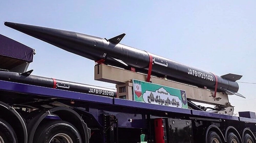 Tên lửa siêu thanh Fattah trong một cuộc duyệt binh năm 2023. Ảnh: Press TV