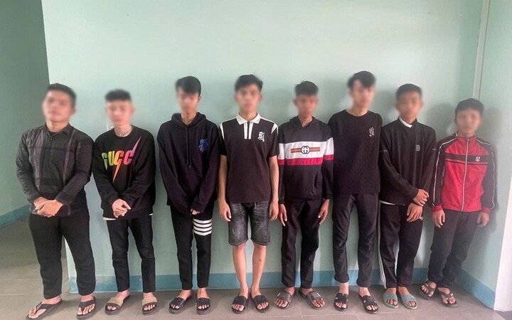 Nhóm thanh thiếu niên mang hung khí đi giải quyết mâu thuẫn. (Ảnh: CA)