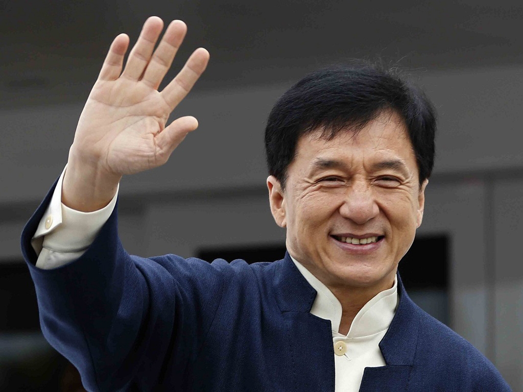 Thành Long từng bị fan nữ tát ba lần giữa phố