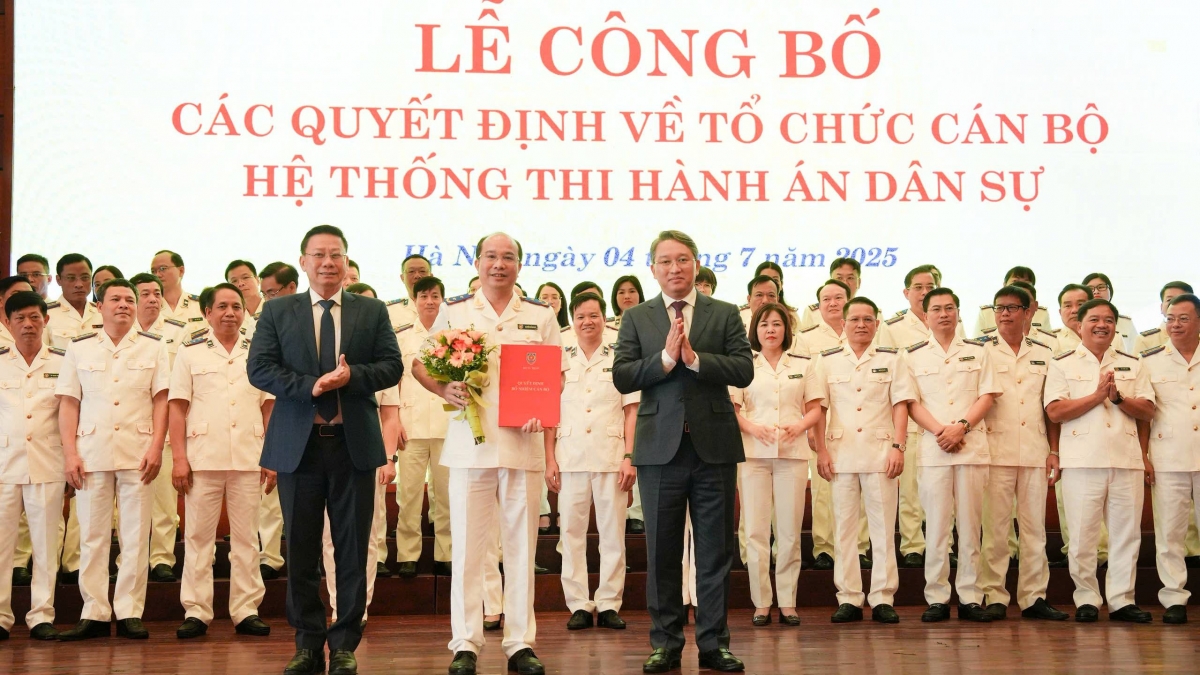 Bộ trưởng Bộ Tư pháp Nguyễn Hải Ninh trao quyết định bổ nhiệm ông Nguyễn Thắng Lợi làm Cục trưởng Cục Quản lý Thi hành án dân sự. 