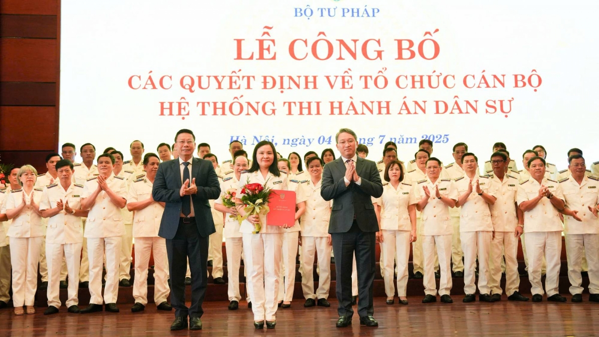 Lãnh đạo Bộ Tư pháp trao các quyết định bổ nhiệm chức danh Trưởng và Quyền Trưởng Thi hành án dân sự  tỉnh, thành phố đối với 34 cán bộ