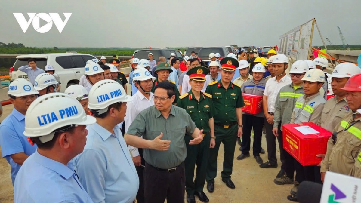 Cùng với việc ban hành chỉ thị, công điện, Thủ tướng Phạm Minh Chính trực tiếp kiểm tra hiện trường để tháo gỡ điểm nghẽn trong giải ngân vốn đầu tư công.