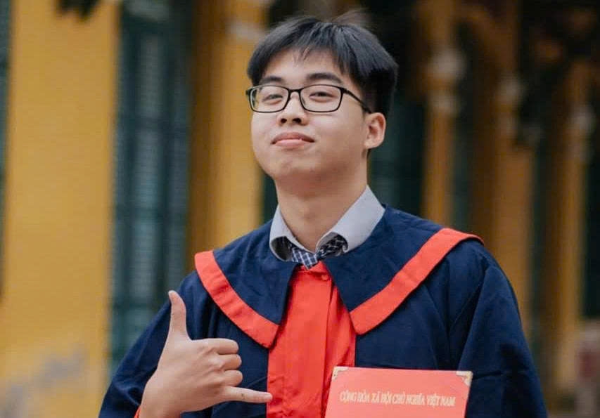 Hưng không học kiểu "cày ngày cày đêm" và luôn nâng cao khả năng tự học. (Ảnh: Nhân vật cung cấp)