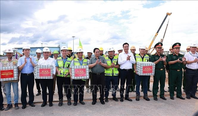Thủ tướng Phạm Minh Chính tặng quà các đơn vị thi công dự án xây dựng nhà ga hành khách T2 cảng hàng không Đồng Hới. (Ảnh: /TTXVN)