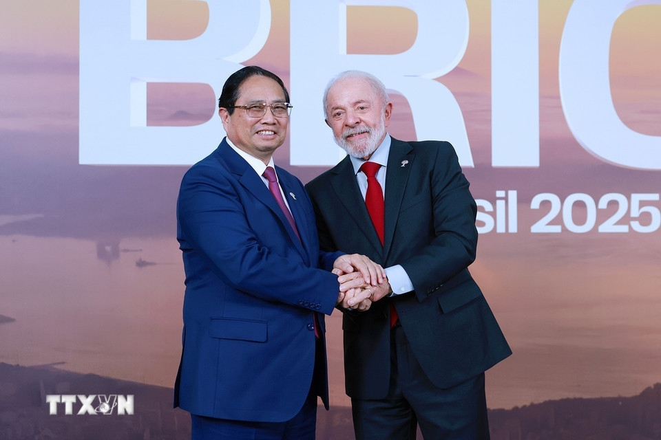 Tổng thống Brazil Lula da Silva đón Thủ tướng Phạm Minh Chính tại Hội nghị thượng đỉnh BRICS mở rộng 2025.(Ảnh: TTXVN)