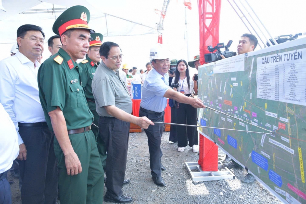 Thủ tướng kiểm tra Dự án đầu tư xây dựng đường bộ cao tốc Châu Đốc - Cần Thơ - Sóc Trăng