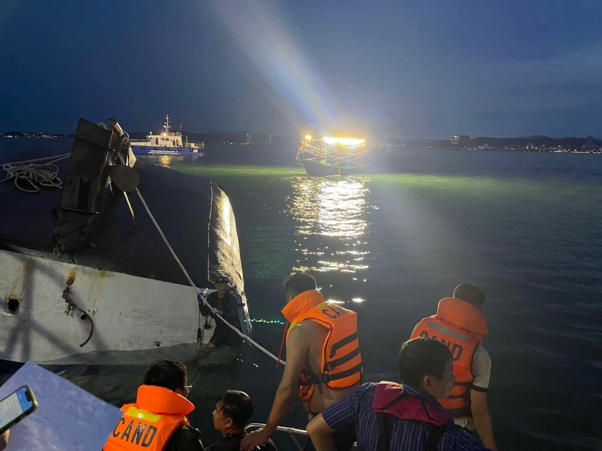 Thủ tướng yêu cầu khẩn trương tìm kiếm cứu nạn nhanh nhất vụ lật tàu du lịch ở Quảng Ninh (Ảnh: Thông tin Chính phủ).