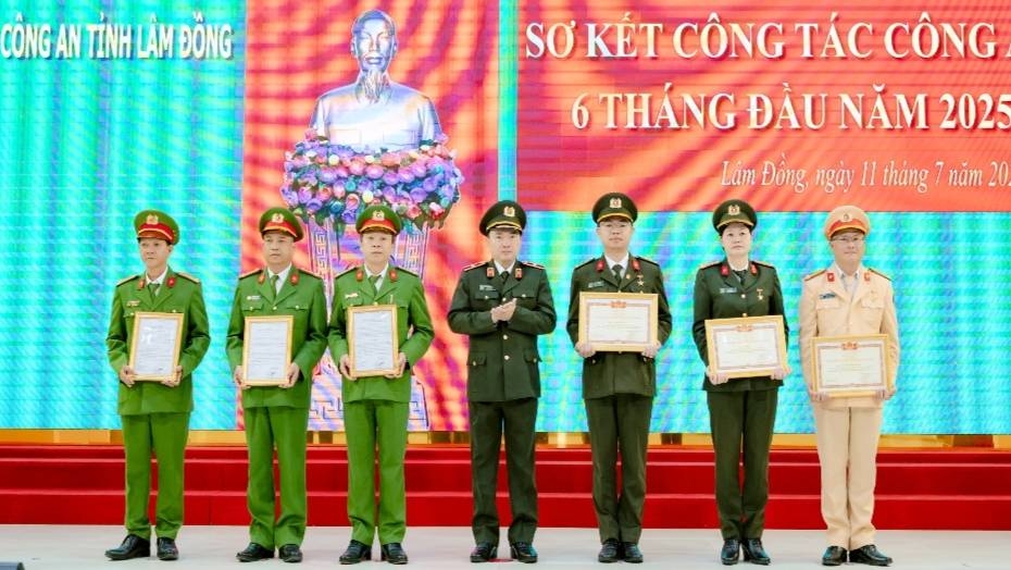 Các đơn vị nhận quyết định khen thưởng của Bộ Công an. Ảnh: CALĐ
