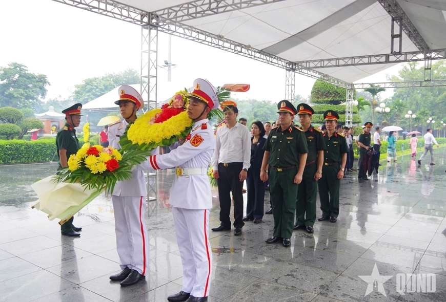 Thượng tướng Nguyễn Hồng Thái cùng các đại biểu thành kính dâng hoa tri ân các anh hùng liệt sĩ tại Nghĩa trang Liệt sĩ Quốc gia A1. Ảnh: Báo QĐND