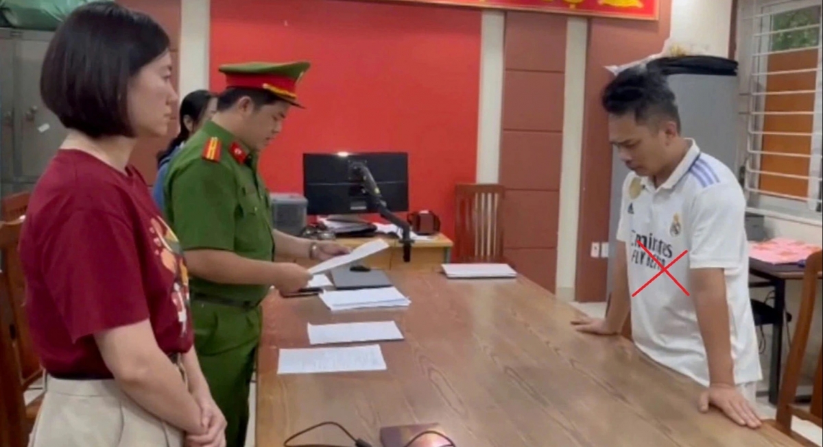 Tiến "bịp" (bên phải) tại cơ quan công an