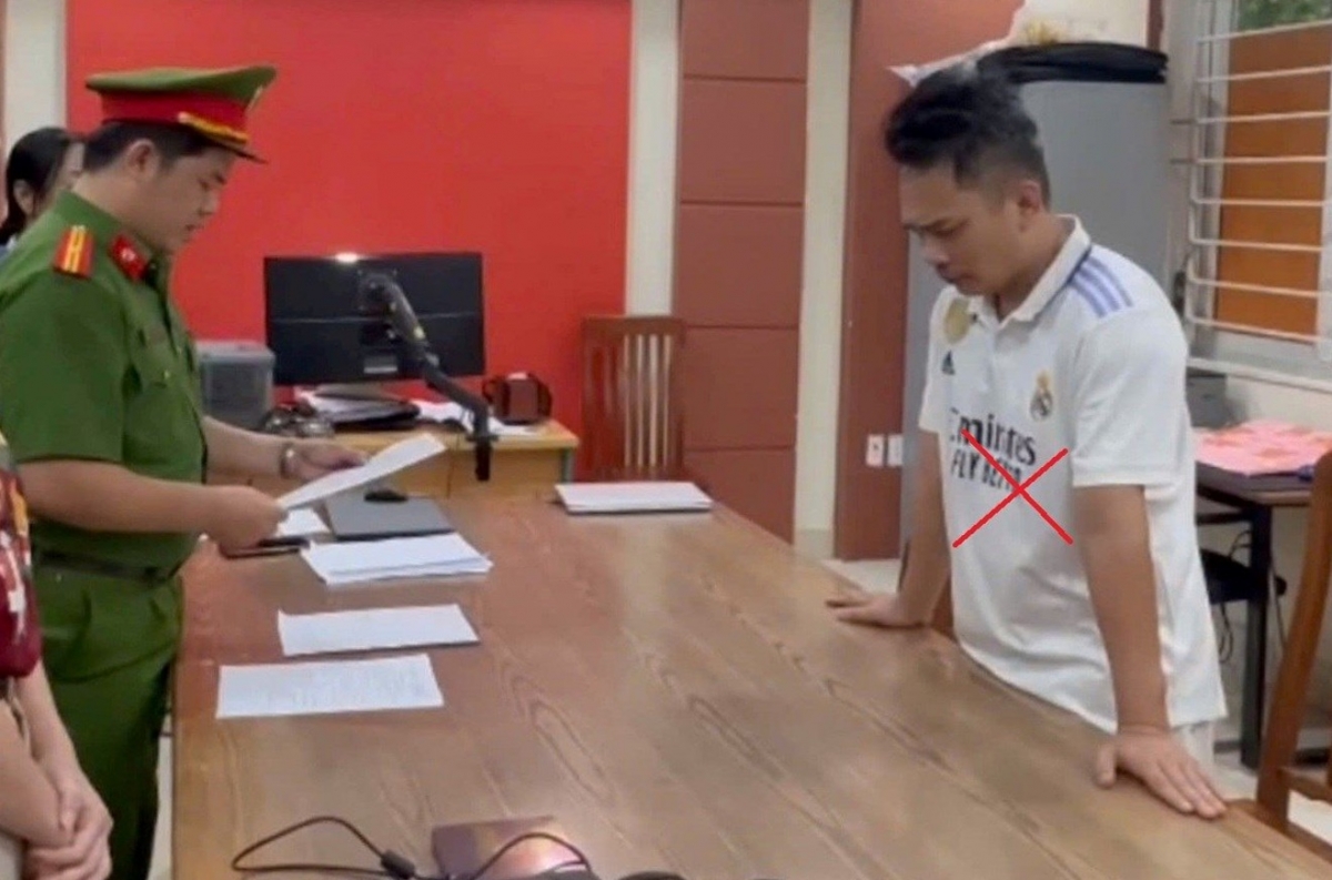 Bị can Nguyễn Thành Long (tức Tiến "bịp") tại cơ quan công an.