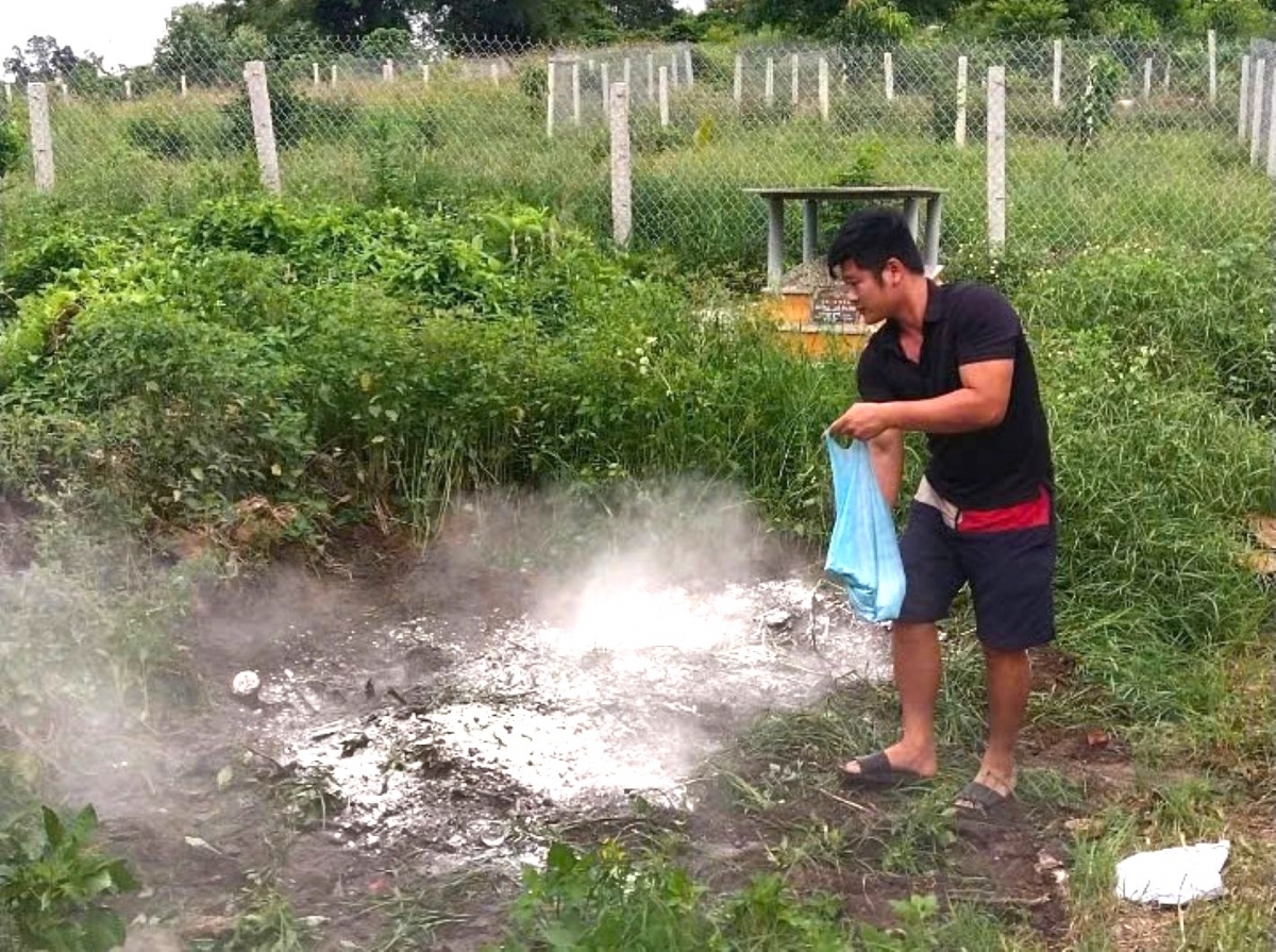 Tiến hành tiêu huỷ, xử lý môi trường những con heo có biểu hiện bệnh tích thu giữ từ lò giết mổ.