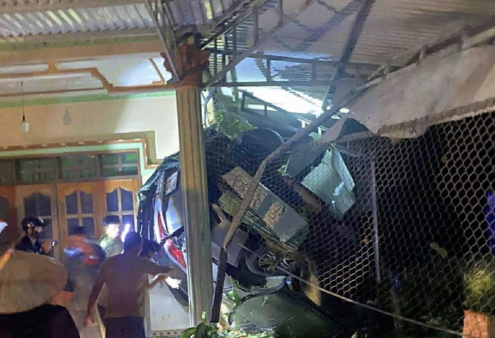 Hiện trường vụ ô tô lao vào nhà dân làm nan tài xế tử vong tại chỗ.