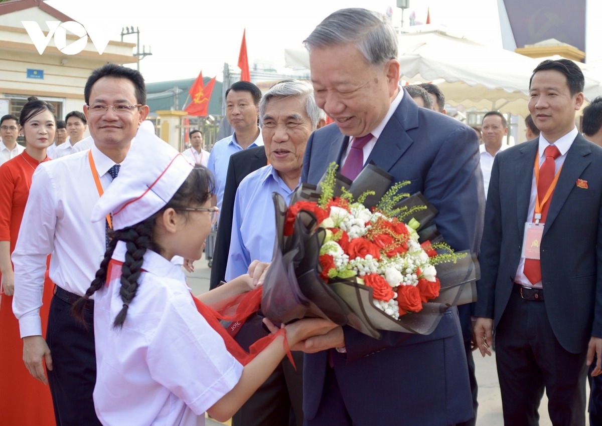 Em thiếu nhi tặng hoa chào đón Tổng Bí thư Tô Lâm về dự, chỉ đạo Đại hội Đại biểu Đảng bộ xã Nghĩa Trụ lần thứ I, nhiệm kỳ 2025-2030