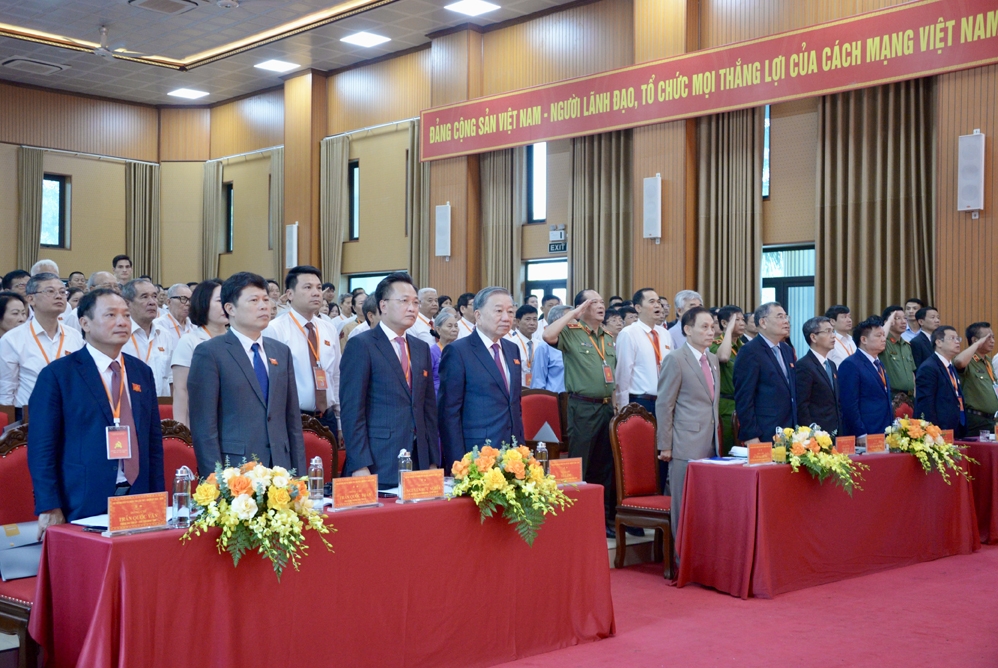 Các đại biểu làm lễ chào cờ tại Đại hội Đại biểu Đảng bộ xã Nghĩa Trụ lần thứ I, nhiệm kỳ 2025-2030